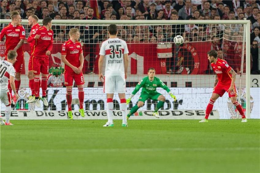 Stuttgarts Alexandru Maxim (l) erzielt das Tor zum 1:0. Foto: Daniel Maurer dpa