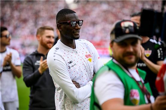 Stuttgarts Serhou Guirassy (M) trägt eine Brille auf der „Champions League“ steht. Foto: Tom Weller/dpa