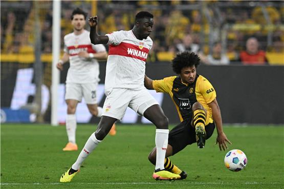 Stuttgarts Silas (l) und Dortmunds Karim Adeyemi kämpfen um den Ball. Foto: Bernd Thissen/dpa