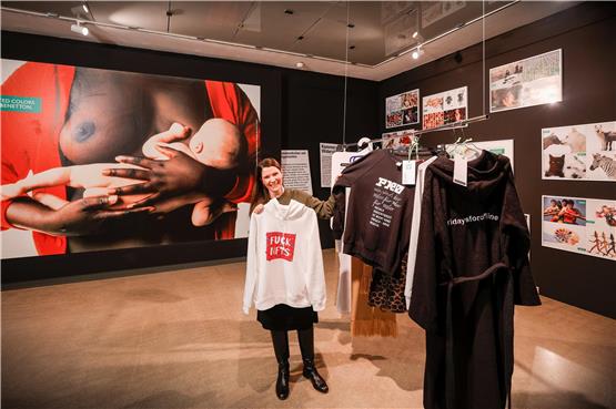 Style aus dem Schwarm: Projektleiterin Marina Bauernfeind präsentiert die Merchandise-Artikel, die von Designern über die Plattform „nextmuseum.io“ eingereicht wurden. Foto: Matthias Kessler
