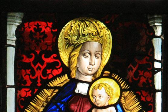 Südliches Chorfenster der Tübinger Stiftskirche: Maria mit Kind im Strahlenkranz auf der Mondsichel. Archivbild: Manfred Grohe