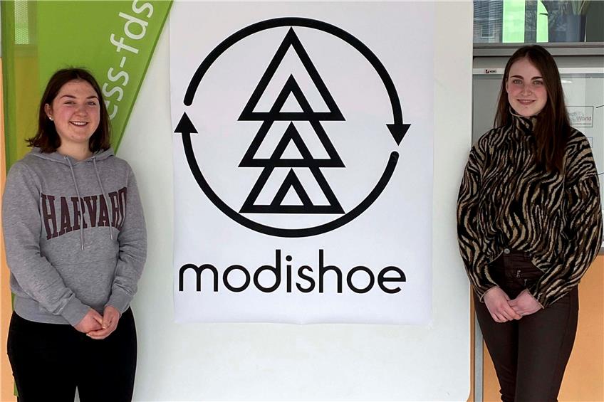 Susanna Rapp (links) und Julia Frank wollen mit ihrer Idee, den Schuhmarkt revolutionieren. Bild: Schule