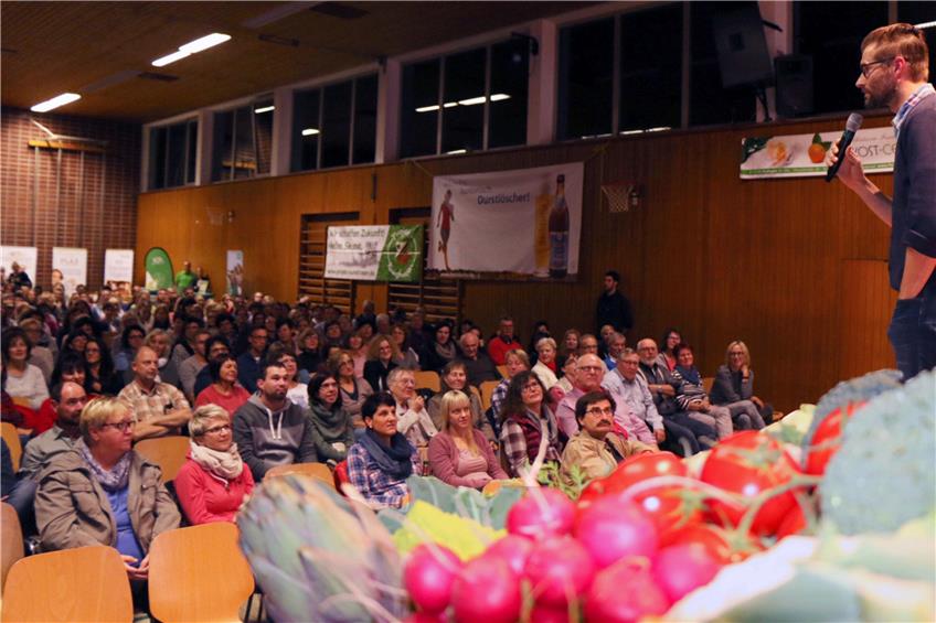 Sven Bach erklärte mehr als 300 Besuchern in der Eutinger Festhalle, wie man die Fallen der Lebensmittelindustrie umgehen kann. Bild: Wilke