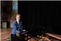 Sven Gnass, Leiter der Horber Musiktage, an einem Flügel, den die Musikschule für Klavier-Unterricht im Horber Kloster besorgt hat. Bild: Mara Lucas