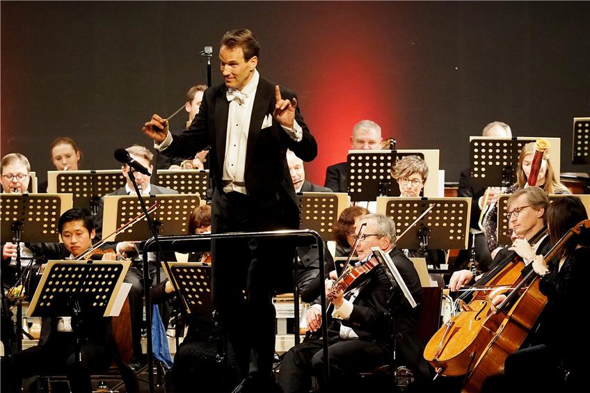 Sven Gnass hatte für das Residenz-Orchester Baden-Württemberg und die drei Gesangssolisten für das neunte Sulzer Neujahrskonzert in der Stadthalle ein buntes Potpourri gewählt. Bilder: Karl-Heinz Kuball