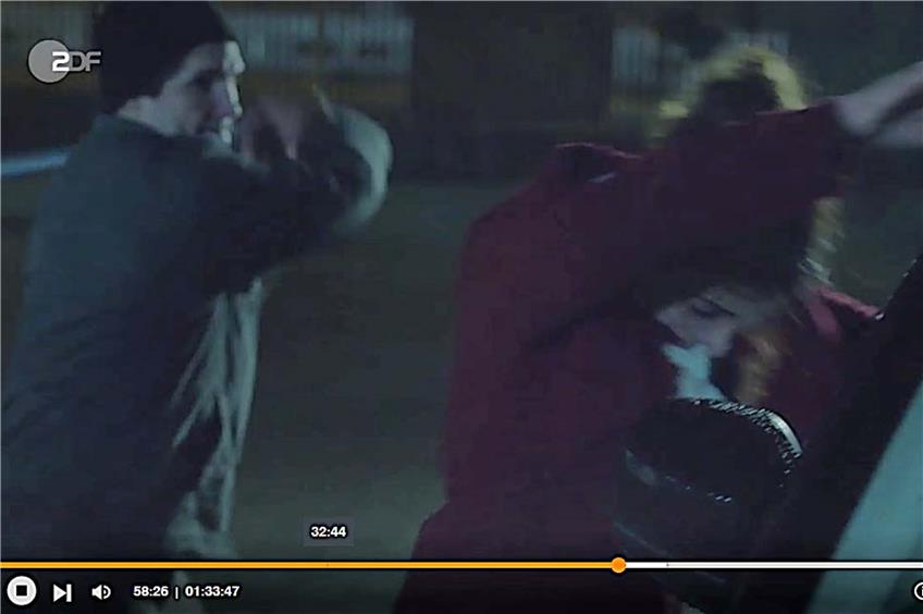 Szene aus dem Video, in dem das ZDF den Überfall auf ein Tübinger Gaststättenpächter-Ehepaar nachgestellt hat. Bild: Screenshot ZDF