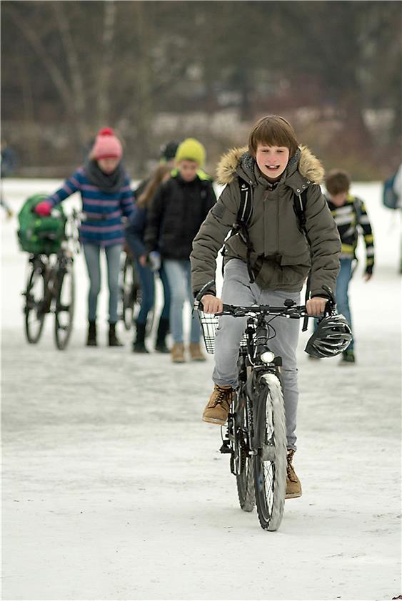 Szenen vom Anlagensee: Ein Junge fährt mit dem Fahrrad über das Eis. Bilder: Metz