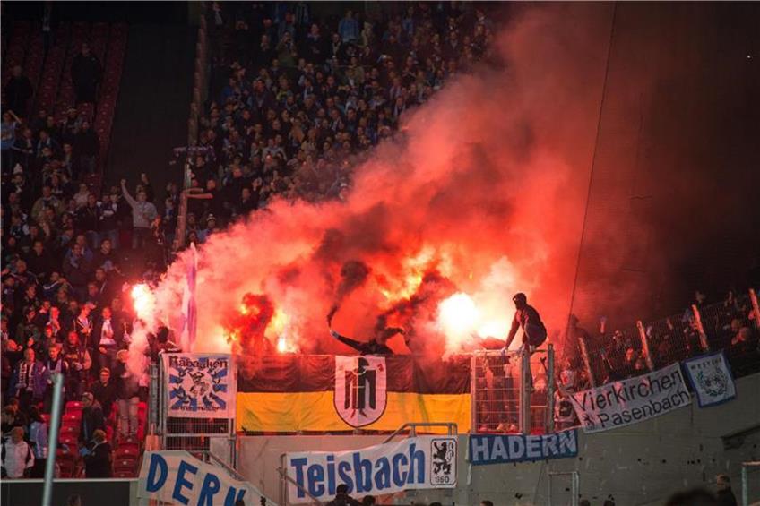 TSV 1860 München Fans brennen Pyrotechnik im Fanblock ab. Foto: Deniz Calagan dpa