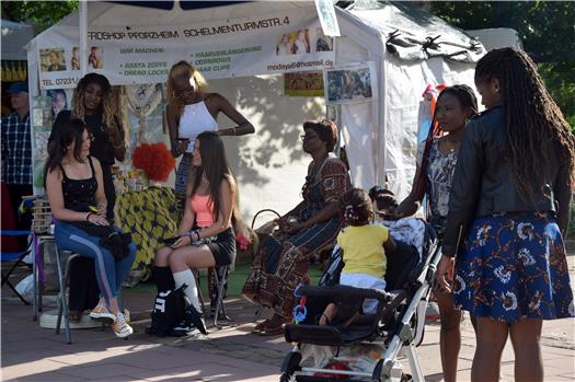 Tausende Besucher nutzen am Wochenende das schöne Sommerwetter für einen Besuch des Afrikafests in Freudenstadt. Bilder: Monika Schwarz