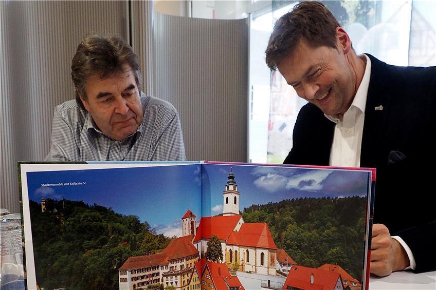 Thomas Kreidler und Oberbürgermeister Peter Rosenberger mit dem neuen Buch über Horb. Bild: Karl-Heinz Kuball