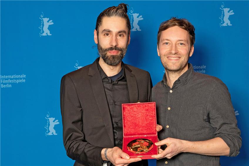 Thomas Krell und Florian Fischer (rechts) erhielten den Goldenen Bären für den besten Kurzfilm. Bild: ©Ali Ghandtschi / Berlinale