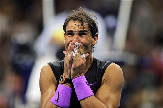 Tief bewegt: Rafael Nadal jubelt nach seinem Sieg. Foto: Charles Krupa/dpa