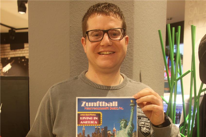 Tobias Breitling präsentiert das frischgedruckte Plakat für den Zunftball am 10. Februar in der Sulzer Stadthalle. Bild: Priotto
