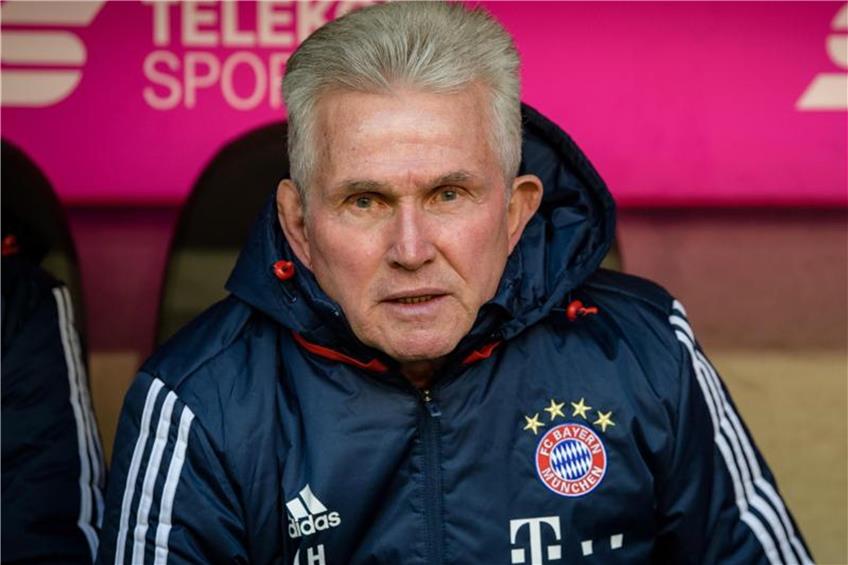 Trainer Jupp Heynckes vom FC Bayern München sitzt auf der Bank. Foto: Matthias Balk/Archiv dpa