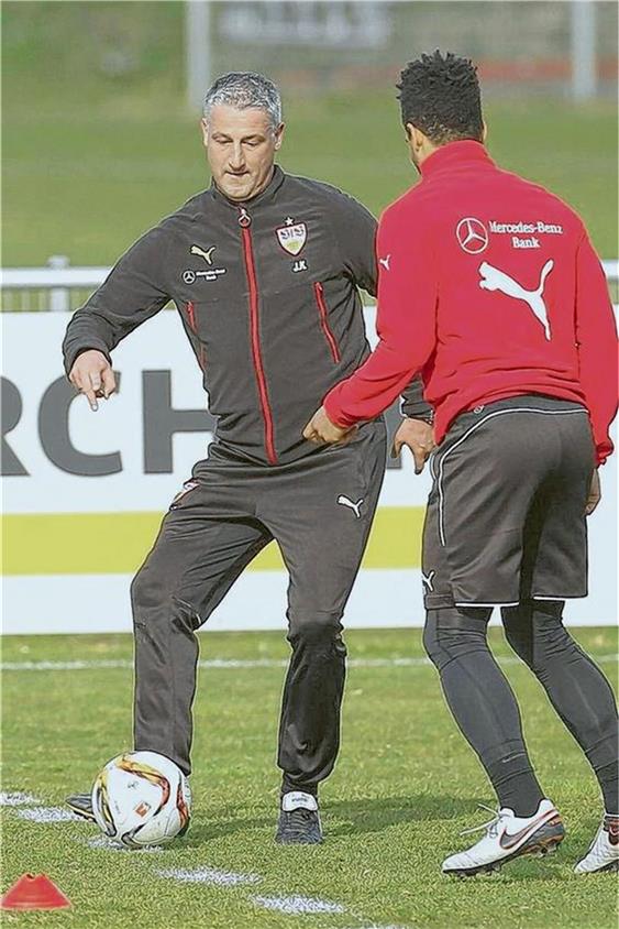 Trainingsduell beim VfB Stuttgart: Der ehemalige Juniorennationalspieler Jürgen Kramny (links) versucht an Daniel Didavi vorbeizukommen. Foto: Eibner