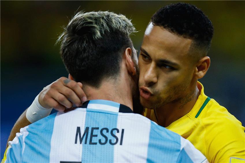 Trost von Neymar: Lionel Messi war geknickt. Foto: afp