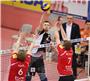 Tsimafei Zhukouski (BR Volleys) gegen Friederich Nagel  (li, TV Rottenburg) und ...