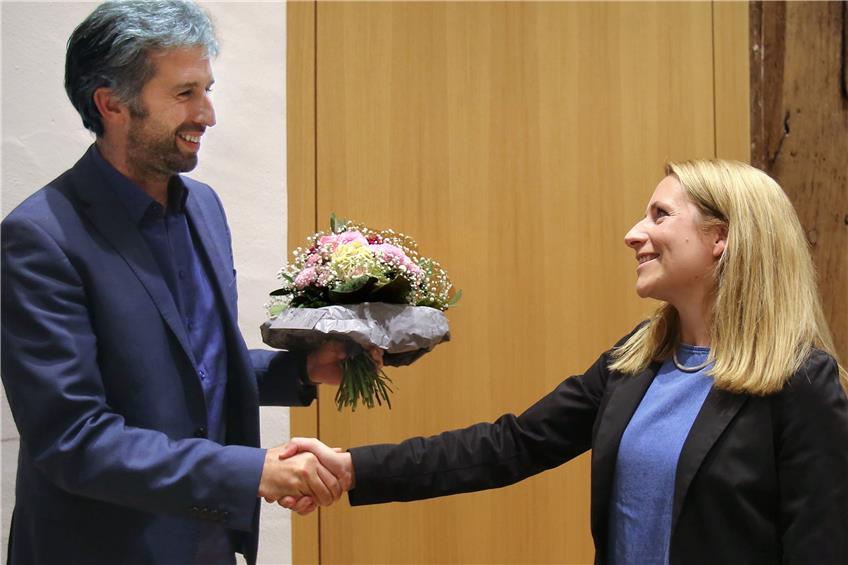 Tübingens Oberbürgermeister Boris Palmer gratuliert der neuen Tübinger Sozialbürgermeisterin Daniela Harsch. Bild: Sommer