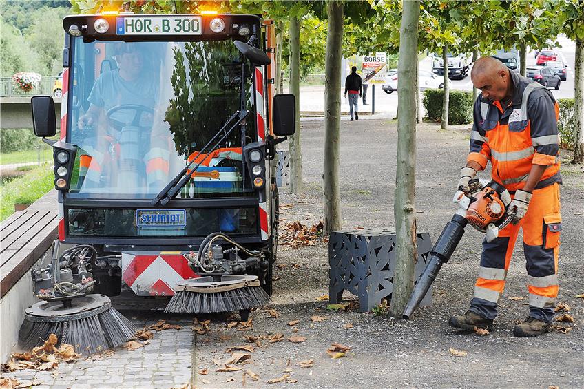 Um den Müll und das Laub auf den öffentlichen Wegen kümmern sich die Mitarbeiter der Stadtreinigung. Bilder: Karl-Heinz Kuball