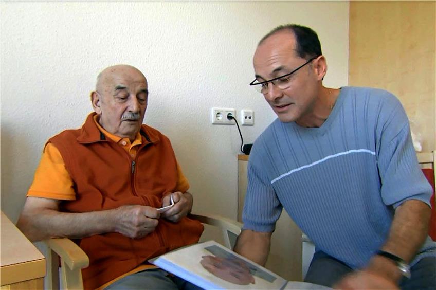 Um „kultursensible Pflege“ geht es in dem Dokumentarfilm „Bittersüße Reise“. Einer der Protagonisten ist Ibrahim Kocaoglu, der sich um seinen im Pflegeheim lebenden Vater Hasan Kocaoglu kümmert. Bild: Tasman