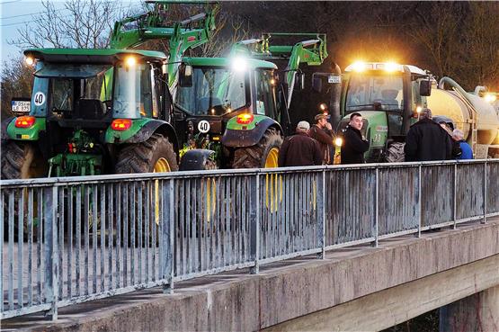Um rund um Horb eine möglichst große Wirkung in der Öffentlichkeit zu erzielen, sammelten sich Landwirte aus der Umgebung gestern auf Brücken über die A81 und machten mit Scheinwerfern und Blinklichtern auf ihre Anliegen aufmerksam. Bilder: Karl-Heinz Kuball