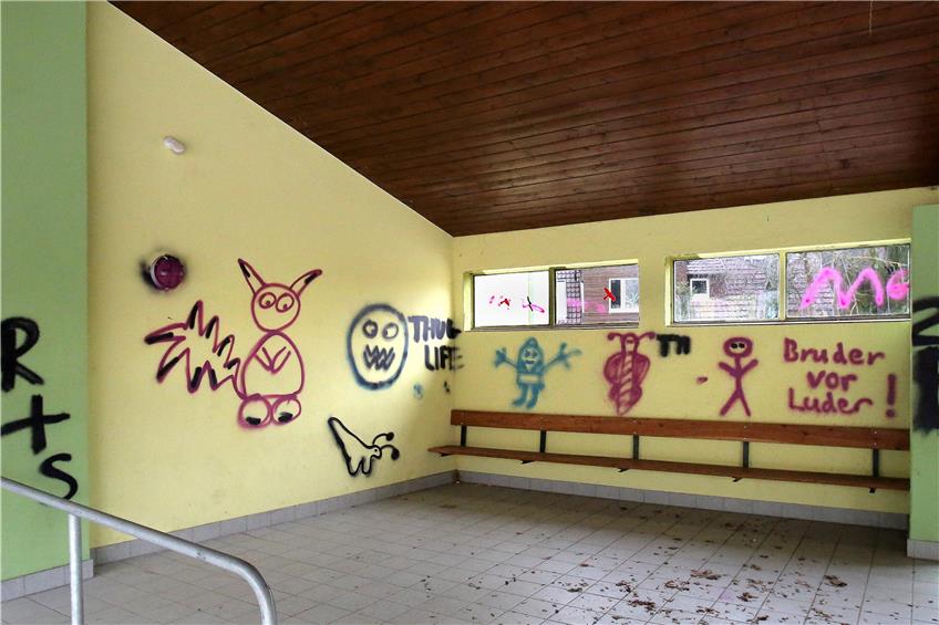 Unbekannte haben sich mit Farbspraydosen auf dem Schulhof in Poltringen ausgetobt. Bild: Sommer