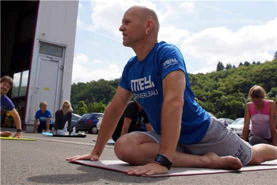 Und so oft wie möglich durch die Nase atmen: Trainer Christian Bechtel beim Yoga-Training für Triathleten. Privatbild