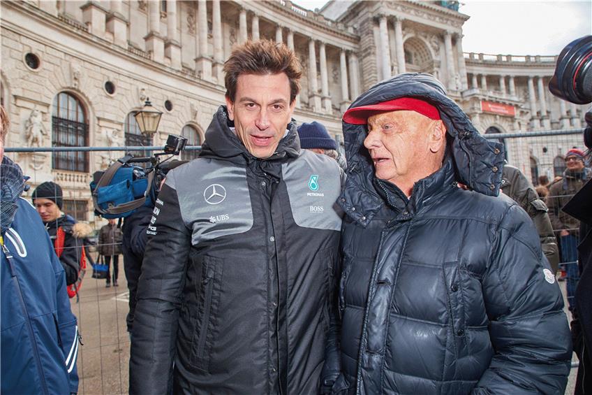 Ungemütlich ist es derzeit im Weltmeister-Team: Mercedes-Motorsportchef Toto Wolff und Aufsichtsratschef Niki Lauda (rechts) stehen nach Nico Rosbergs überraschendem Abgang im Regen. Foto: Starpix / Alexander Tuma