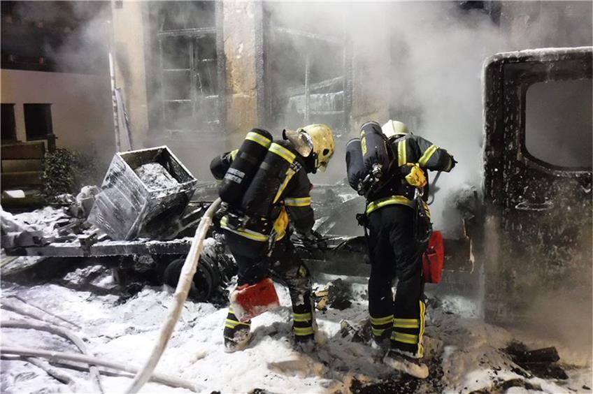 Unter Atemschutz kämpfte die Reutlinger Feuerwehr in der Nacht zum Sonntag gegen den Brand eines Transporters und eines Hauses in der Mauerstraße. Bild: Feuerwehr