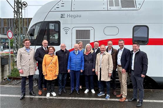 Unter anderem waren Verkehrsminister Winfried Hermann (Vierter von links) und der Bundes-Eisenbahnbeauftragte Michael Theurer (Fünfter von links) bei der Zugtaufe dabei. Bild: Deutsche Bahn