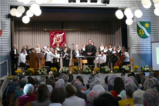 Unter der Leitung von Viktor Brose präsentierten die Chöre des Liederkranz Salzstetten ein breites Repertoire. Bilder: Jochen Stöhr