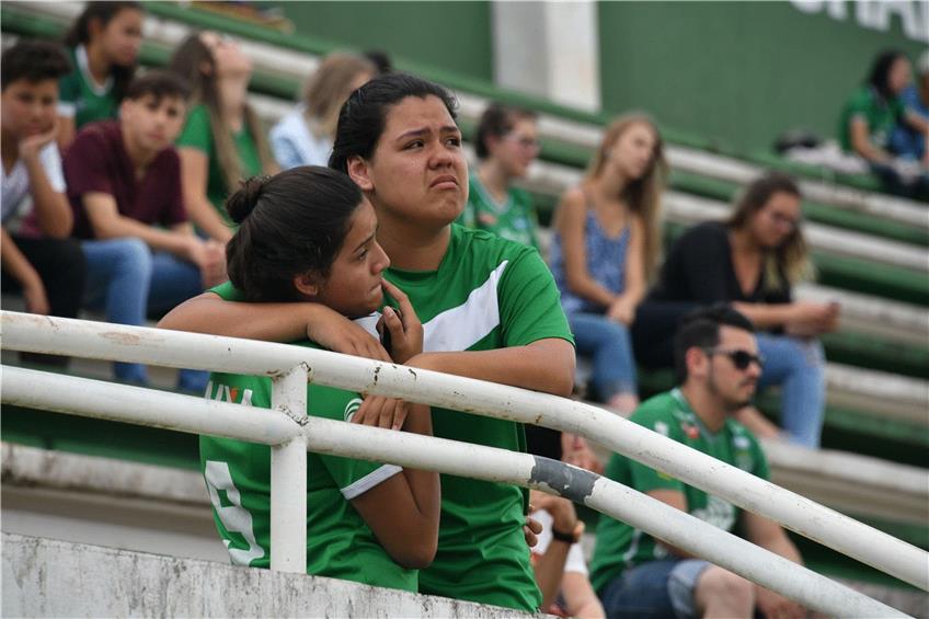 Untröstlich: Viele Fans haben sich im Stadion der beim Flugzeugabsturz verunglückten brasilianischen Mannschaft in Chapecó zusammengefunden, um zu trauern. Foto: afp