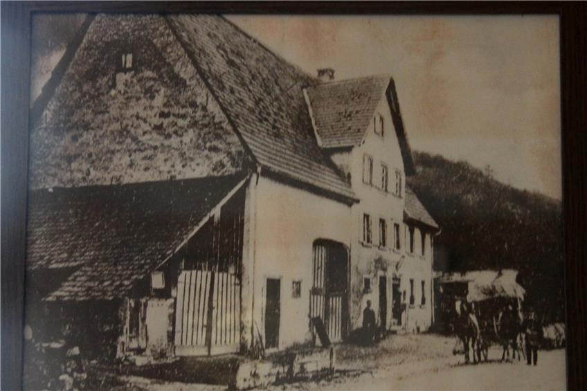 Ursprünglich war das „Gasthaus zum Deutschen Kaiser“ von Anton Hellstern auch Posthilfstelle und Umspannstation für Pferdewechsel der Kutschen.