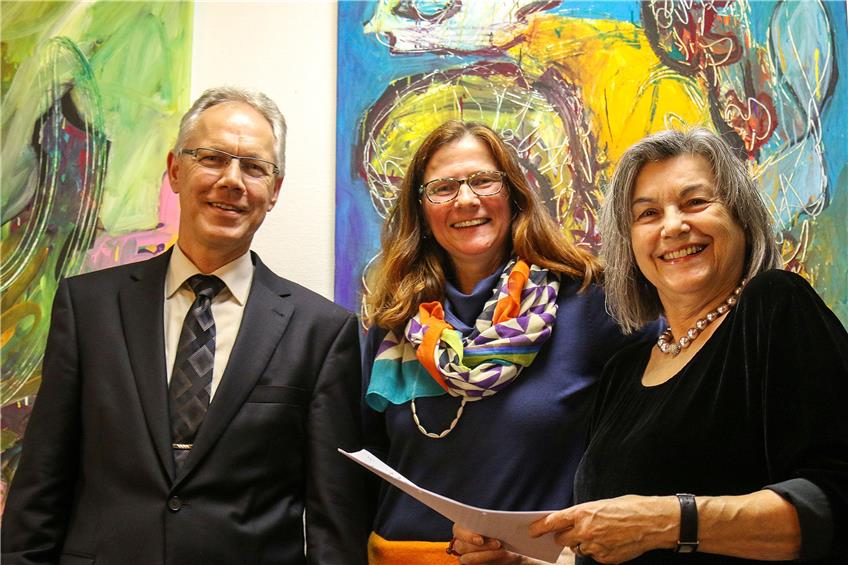 Ursula Ploghöft (rechts) führte in die farbenfrohe Ausstellung von Diana Hildebrand (Mitte) ein. Bürgermeister Armin Jöchle sprach ein Grußwort.Bild: dun