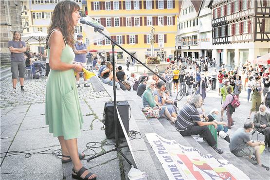 Ute Wolfangel von der Initiative Seebrücke Böblingen sprach am Samstag auf dem Holzmarkt. Bild: Anne Faden