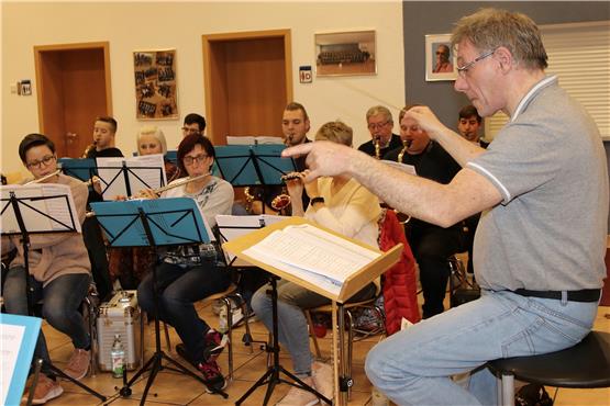 Uwe Wagner bereitet das Orchester im Musikerheim auf das Jahreskonzert vor. Bild: Emil Henger