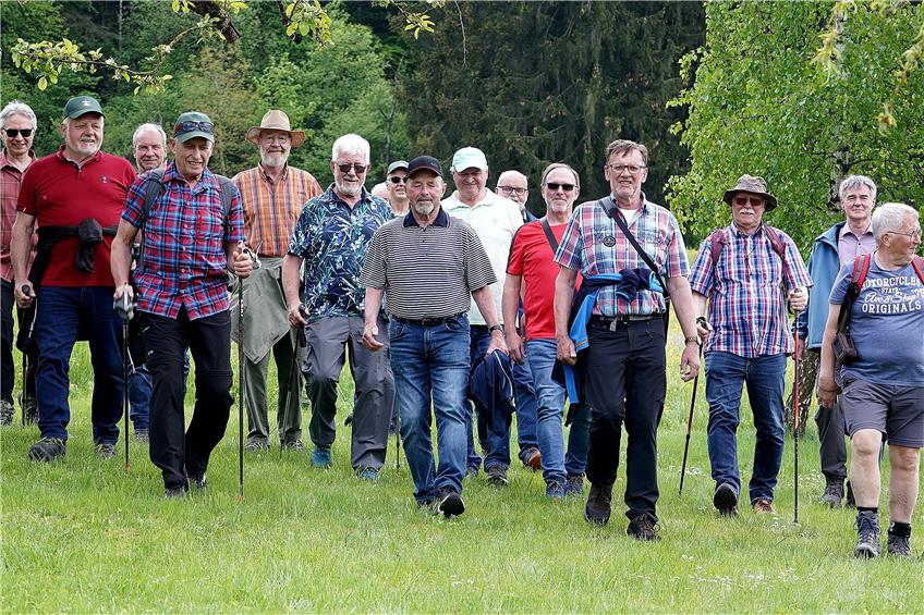 Vatertag ist auch Wandertag. Hier zieht es eine Gruppe aus Dießen zum Bockbierfest nach Altheim. Bild. Karl-Heinz Kuball