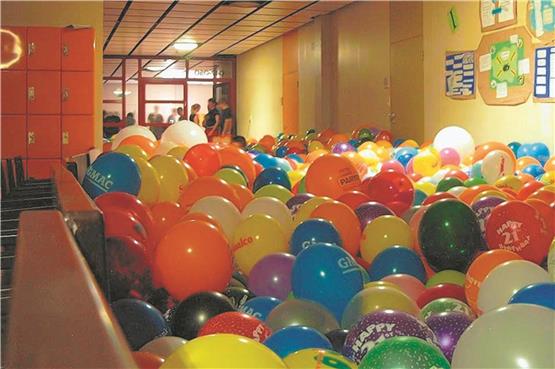 Vergleichsweise harmlos: Die Gänge des Technischen Gymnasiums in Tübingen füllten die Abiturienten vor Jahren mit Luftballons. Archivbild: Großhans