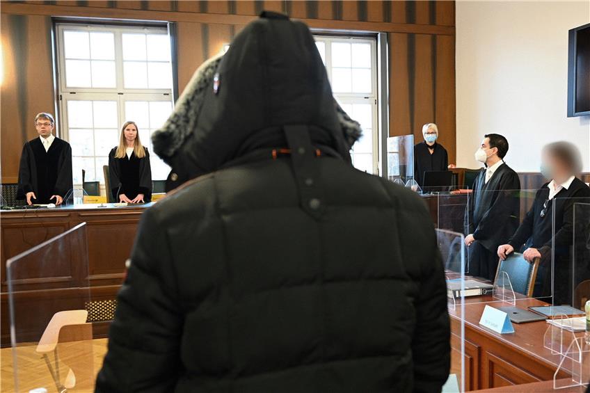 Verhüllt: einer der Angeklagten beim Auftakt zum PIM-Prozess. Hinten links der Vorsitzende Richter Felix Diefenbacher. Foto: Arne Dedert/dpa