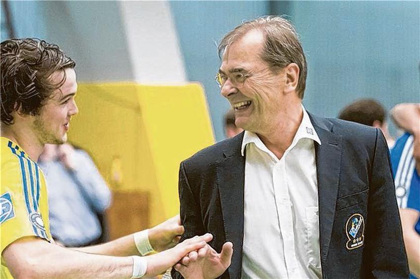 VfB-Libero Luke Perry (li.) bescherte seinem Trainer mindestens drei weitere Spiele: Stelian Moculescu steht mit Friedrichshafen im Bundesliga-Finale. Foto: Eibner