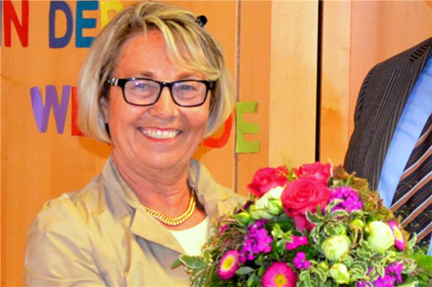Viel Lob und Abschiedsgeschenke erhielt Gabriele Reich 2014 bei ihrer Verabschiedung in der Empfinger Schulaula. Archivbild: wbr
