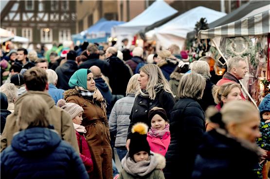Viel los war am Samstag beim Weihnachtsmarkt im Mössinger Ortskern. Bild: Uli Rippmann