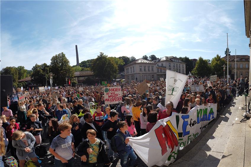 Viele Tausend Teilnehmer und Teilnehmerinnen versammelten sich zu einer Kundgebung auf dem Geschwister-Scholl-Platz. Bild: Jonas Bleeser