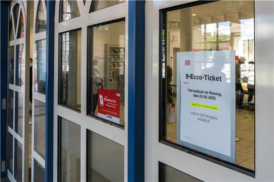 Viele ältere Bahnkunden, die nicht so internetaffin sind, kommen zum Kauf des 9-Euro-Tickets zum Bahnschalter am Hauptbahnhof. Bild: Ulrich Metz