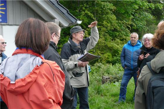 Volkmar Rieber (links) befasste sich mit der Geologie des Großen Haus. Initiatorin Kristina Sauter (rechts) lud im Namen der OGL-Fraktion zu der Waldbegehung ein. Bild: Jochen Stöhr