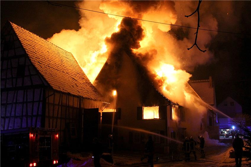 Vollbrand eines alten Hauses in der Mühlheimer Dorfmitte. Lichterloh brennt der Dachstuhl, die Feuerwehren halten dagegen.Bild: Bernhardt