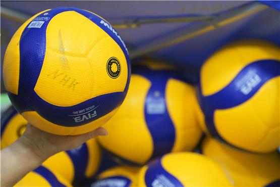 Volleybälle liegen in einer Halle. Foto: Soeren Stache/dpa-Zentralbild/dpa/Symbolbild