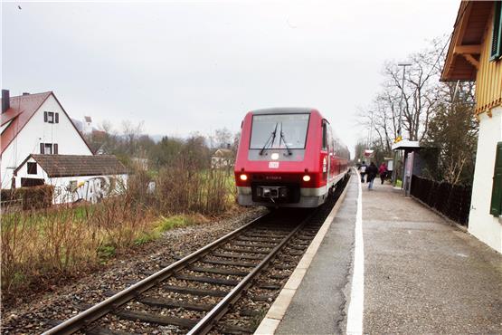 Von Kiebingen aus gesehen liegt der Bahnsteig seit jeher auf der falschen Seite. Das könnte sich mit dem neuen Bahn-Landes-Programm ändern. Archivbild: Mozer