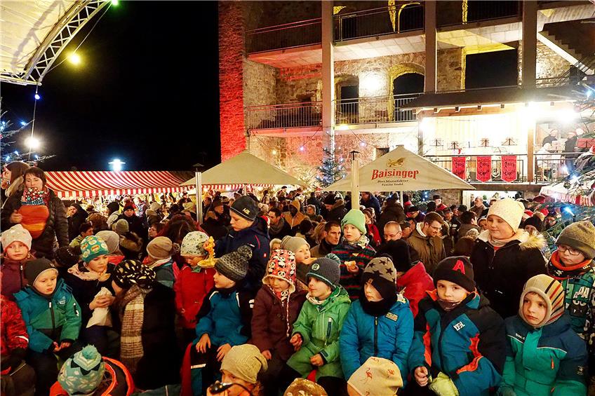 Von der Weihnachtsgeschichte „Fidelia“, vorgelesen von Heike Kreuzburg, waren die vielen Kinder hellauf begeistert.