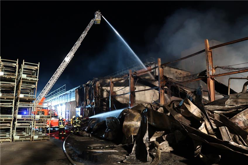 Von der einstigen Produktionshalle ist durch die Flammen nicht viel übrig geblieben. Bild: Feuerwehr Horb